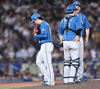 ８回から登板するが、西川に同点タイムリー打たれ降板した金村（左）＝撮影・開出牧