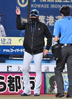 ８回、投手交代を告げる新庄監督（撮影・開出牧）