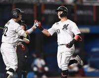 ４回、左越えソロを放ち次打者の佐藤（左）とタッチを交わす山口（撮影・開出牧）