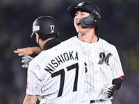 ８回、同点の中前適時打を放ち西岡コーチ（手前）とタッチを交わす西川（撮影・開出牧）