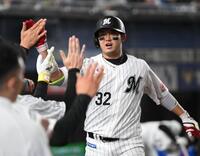 ７回、右越えソロを放ちナインとタッチを交わす佐藤（撮影・開出牧）
