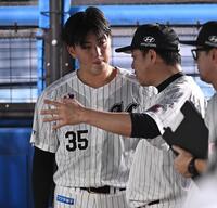 ７回３失点で降板しサブロー監督（右）の言葉に耳を傾ける田中（撮影・開出牧）