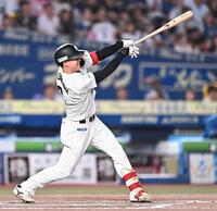 ８回、同点の中前適時打を放つ西川（撮影・開出牧）
