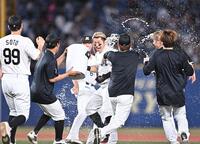 １０回、サヨナラの中越え適時二塁打を放ちナインから手洗い祝福を受ける山口（中央）＝撮影・開出牧