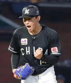 　５回、ガッツポーズする小島