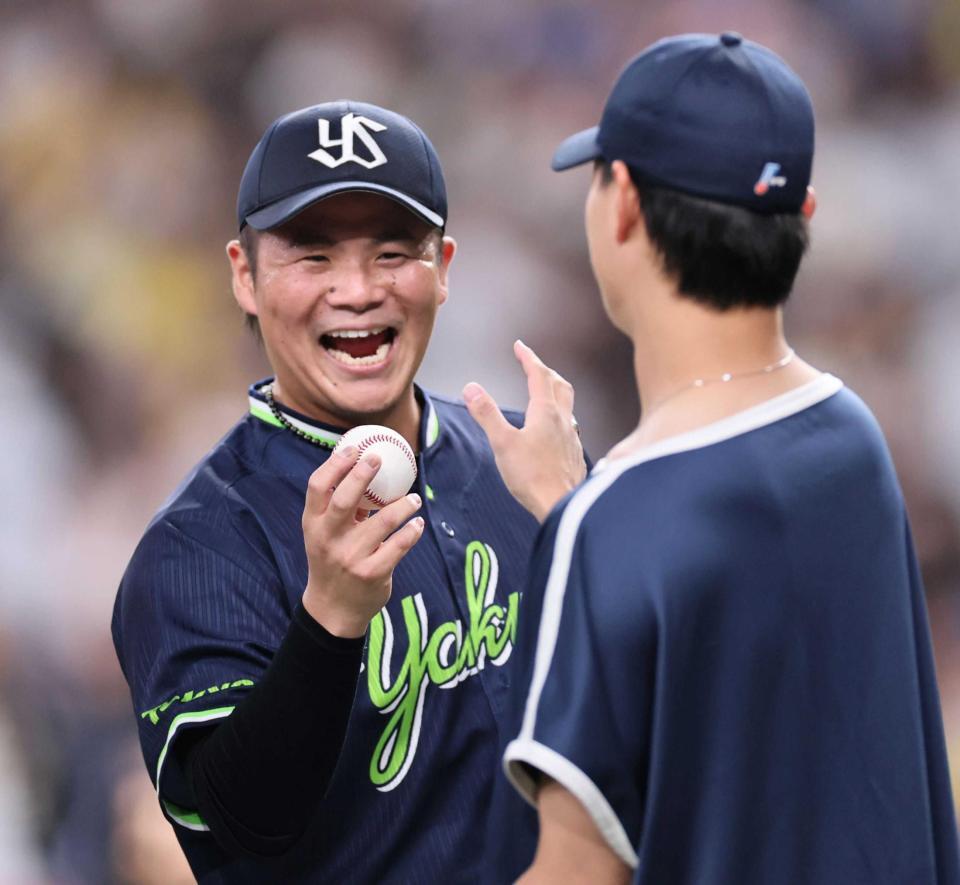 　高橋にウイニングボールを手渡す清水