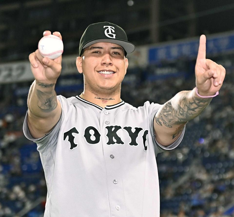 　来日初勝利を挙げ会心の笑みを浮かべるマタ（撮影・開出牧）