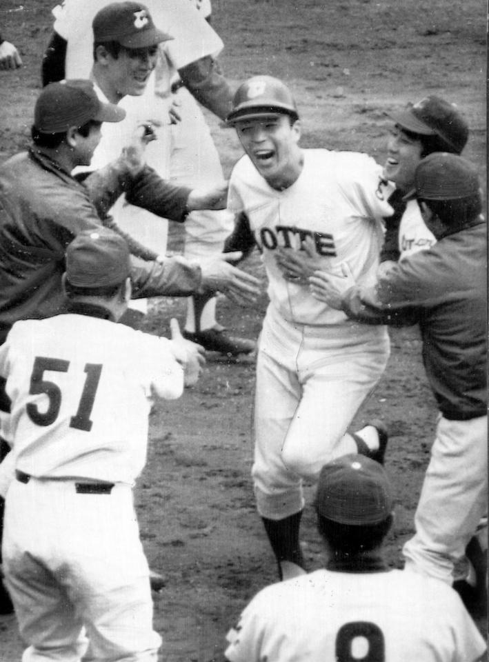 　日本シリーズ第４戦で代打逆転３ランを放ち生還する井石＝１９７０年１１月１日