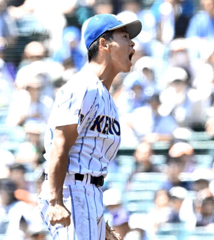 　７回、天理・関村を三振に仕留め、雄たけびを上げる健大高崎・佐藤（撮影・高部洋祐）