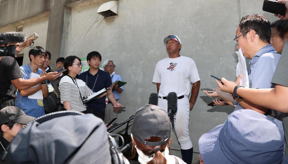 取材を受ける智弁和歌山・中谷仁監督（撮影・中田匡峻）