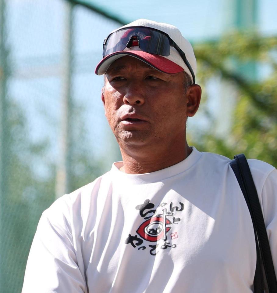 イチロー氏からのメッセージが入ったＴシャツを着用する智弁和歌山・中谷仁監督（撮影・中田匡峻）