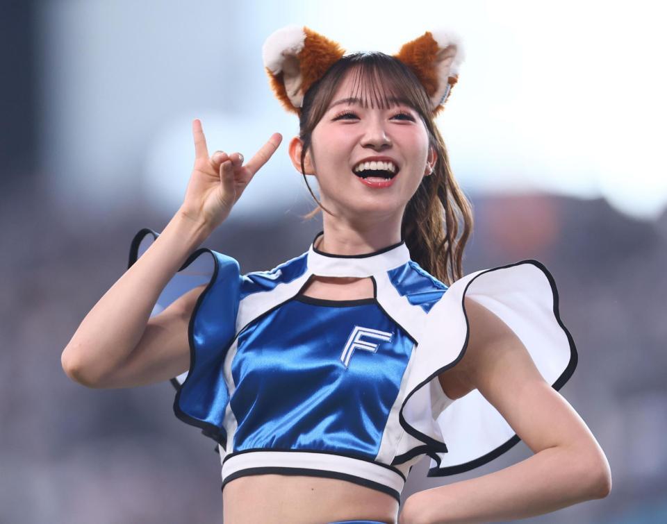 ファイターズガールの衣装を着用してきつねダンスを踊るＡＫＢ４８のメンバー（２０日）
