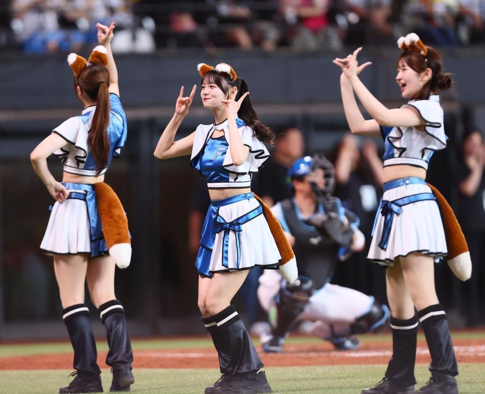 ファイターズガールの衣装を着用してきつねダンスを踊るＡＫＢ４８のメンバー（中央）＝エスコンフィールド北海道（撮影・中島達哉）