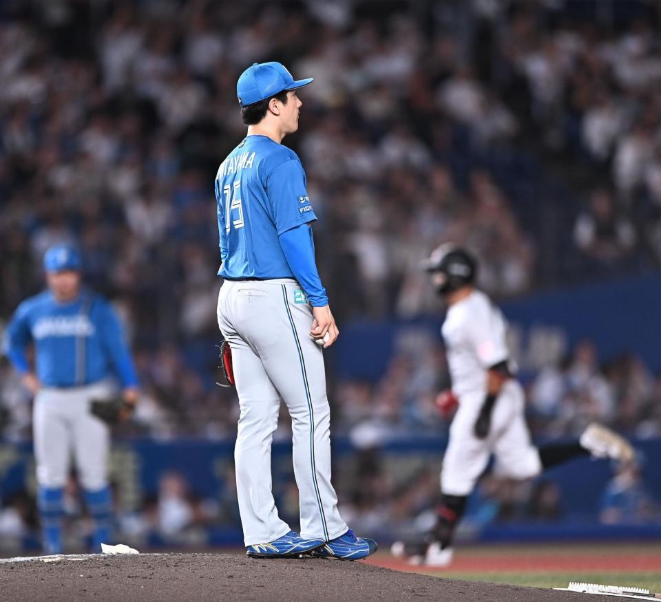 ４回、山口（後方）に左越えソロを打たれた北山（撮影・開出牧）