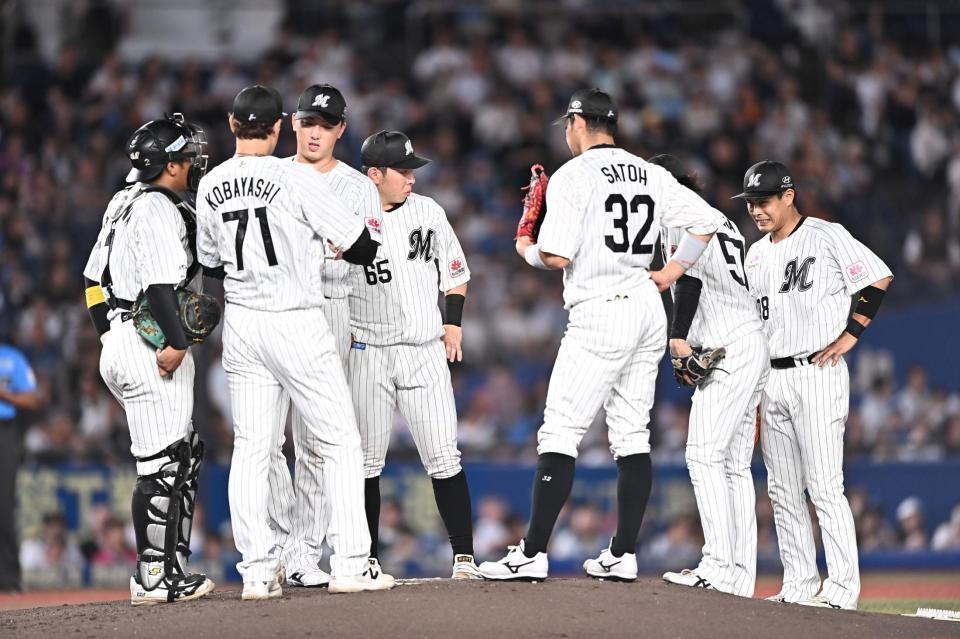 ３回、清宮幸に四球を与えた田中（左から３人目）の下に集まるロッテナイン（撮影・開出牧）