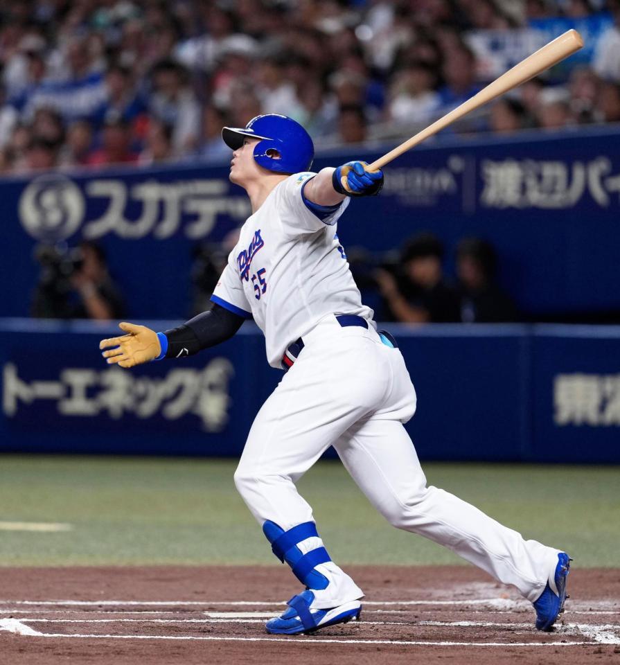 １回、細川が左中間に先制３ランを放つ