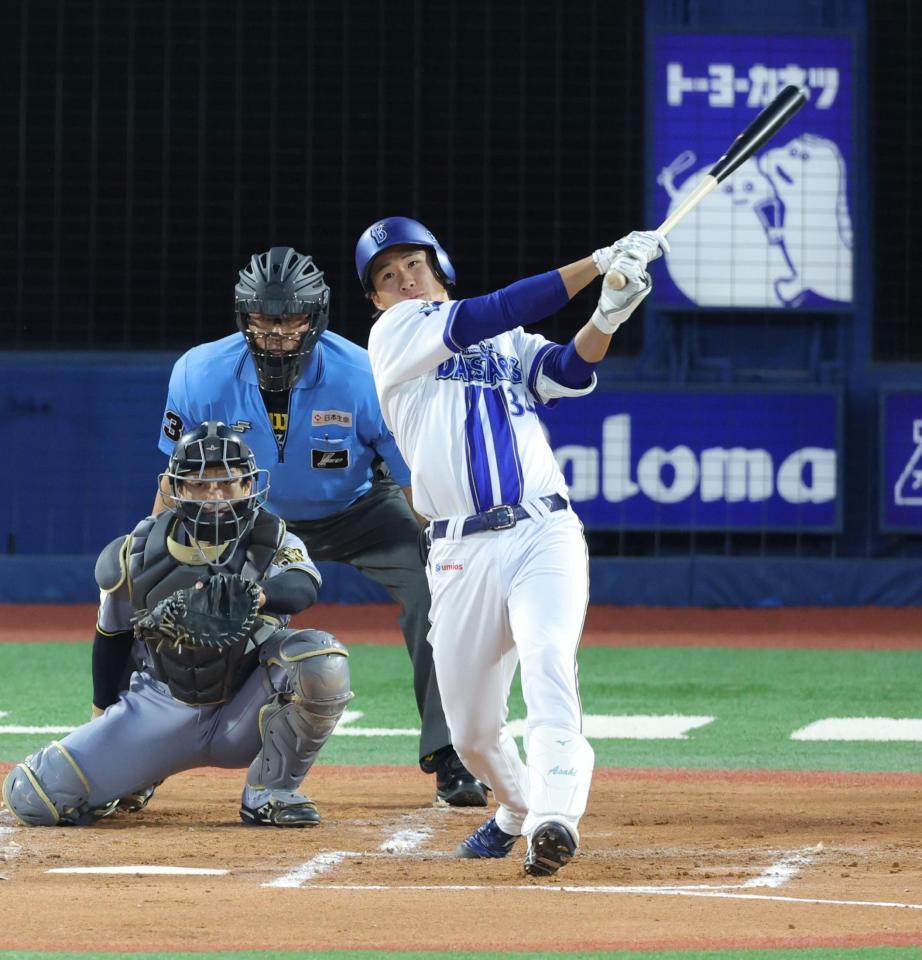 ２回、右中間に先制ソロを放つ宮下（撮影・西岡正）