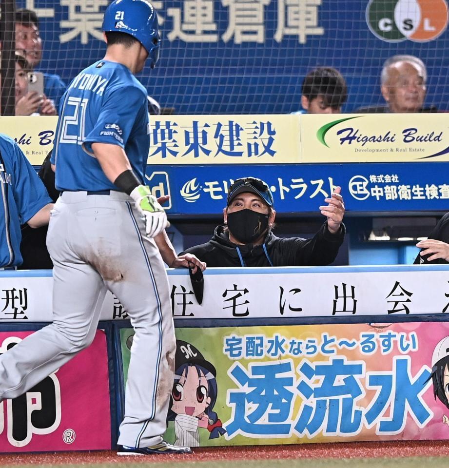 ３回、有薗の左犠飛で生還した清宮幸（左）とタッチを交わす新庄監督（撮影・開出牧）