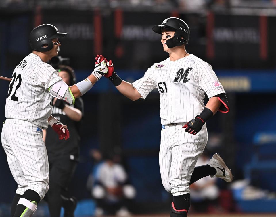 ４回、左越えソロを放ち次打者の佐藤（左）とタッチを交わす山口（撮影・開出牧）
