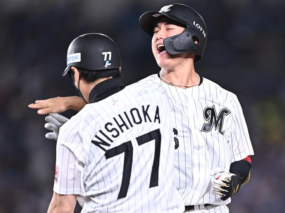 ８回、同点の中前適時打を放ち西岡コーチ（手前）とタッチを交わす西川（撮影・開出牧）