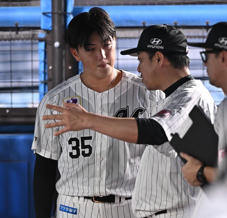 ７回３失点で降板しサブロー監督（右）の言葉に耳を傾ける田中（撮影・開出牧）