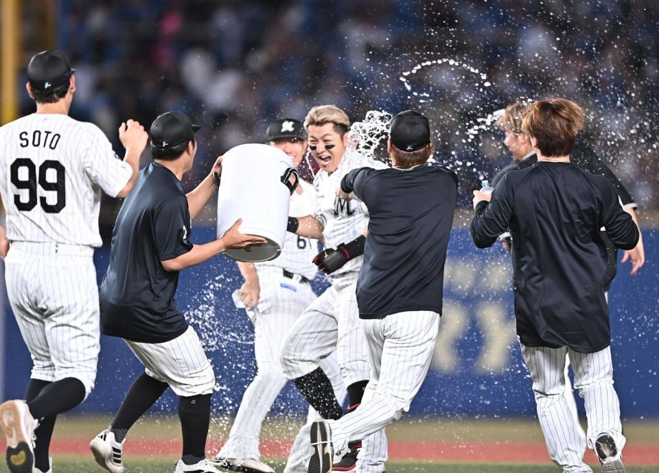 １０回、サヨナラの中越え適時二塁打を放ちナインから手洗い祝福を受ける山口（中央）＝撮影・開出牧