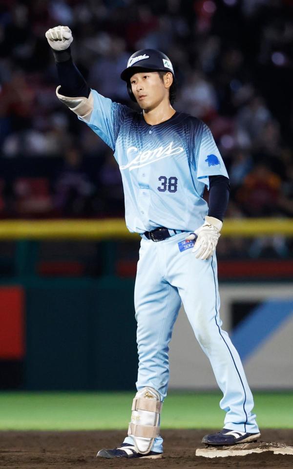 ７回、適時二塁打を放ちガッツポーズする西武・佐藤太