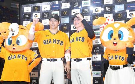 笑顔の大城（左）とハワード（撮影・佐々木彰尚）