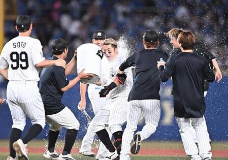 　１０回、サヨナラの中越え適時二塁打を放ちナインから手洗い祝福を受ける山口（中央）＝撮影・開出牧