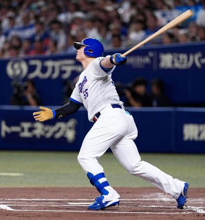 １回、細川が左中間に先制３ランを放つ