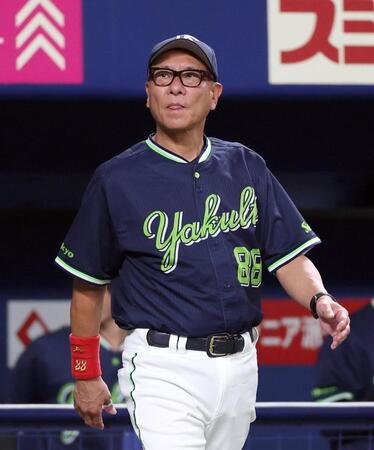８回表を終え、選手交代を告げる池山監督