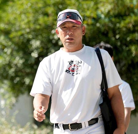 　イチロー氏からのメッセージが入ったＴシャツを着用してグラウンドに向かう智弁和歌山・中谷監督（撮影・中田匡峻）