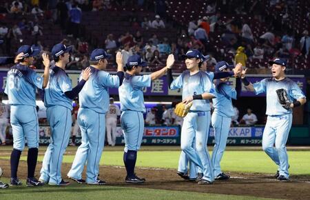 楽天に勝利し、タッチを交わす西武ナイン