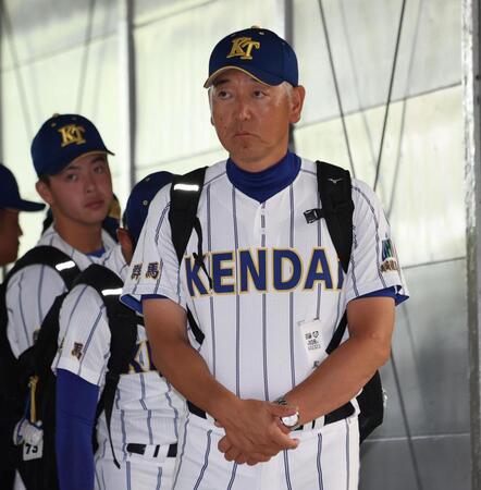 球場入りを待つ健大高崎・青柳博文監督（撮影・中田匡峻）