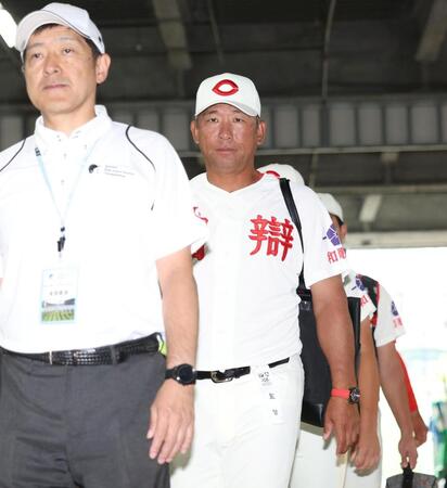 球場入りする智弁和歌山・中谷仁監督（撮影・中田匡峻）