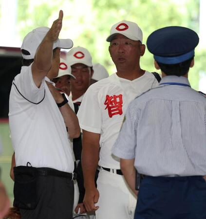 話をする智弁和歌山・中谷仁監督（撮影・中田匡峻）