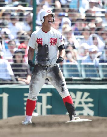 ２回、智弁和歌山・山下晃平は先制となる適時三塁打を放ち、気迫の表情を見せる（撮影・坂部計介）
