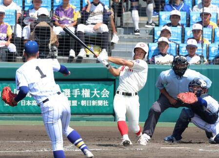 ２回、適時二塁打を放つ智弁和歌山・長友悠成（撮影・立川洋一郎）