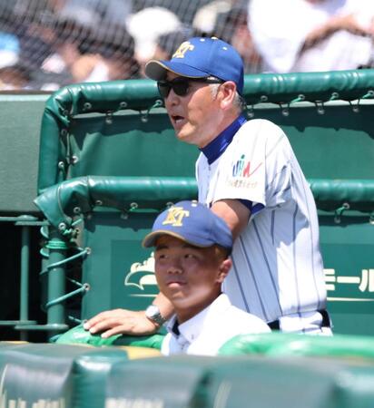 ６回、ベンチから声を出す健大高崎・青柳博文監督＝甲子園（撮影・中田匡峻）