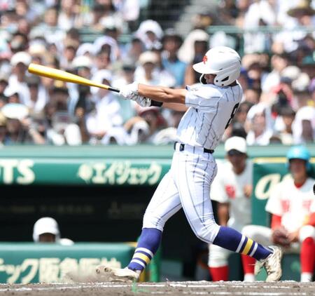 ８回、ライトへ逆転２ランを放つ健大高崎・石田雄星（撮影・中田匡峻）
