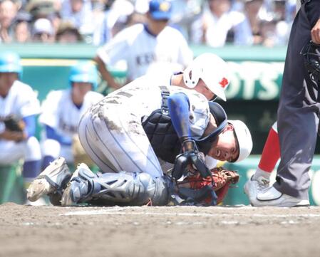 ８回、智弁和歌山・川原一将の打球が体に当たり、倒れ込む健大高崎・大岩翔斗（撮影・坂部計介）