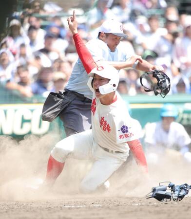 ８回、智弁和歌山・川原一将のスクイズで智弁和歌山・山田凜虎が生還する（撮影・坂部計介）