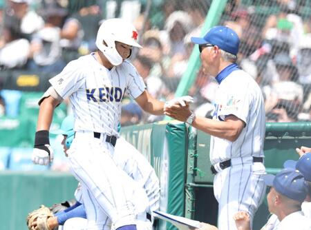 ８回、逆転２ランを放ち、健大高崎・青柳博文監督（右）とタッチを交わす健大高崎・石田雄星（撮影・中田匡峻）