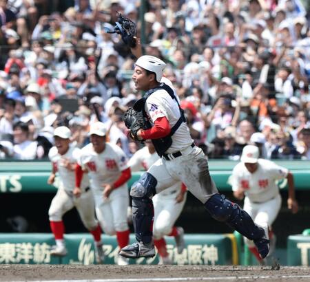 健大高崎に勝利し、優勝を決め歓喜の輪に向かう智弁和歌山・山田凜虎（撮影・中田匡峻）