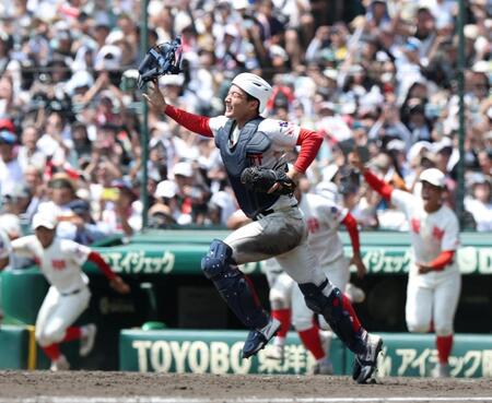 健大高崎に勝利し、優勝を決め歓喜の輪に向かう智弁和歌山・山田凜虎（撮影・中田匡峻）