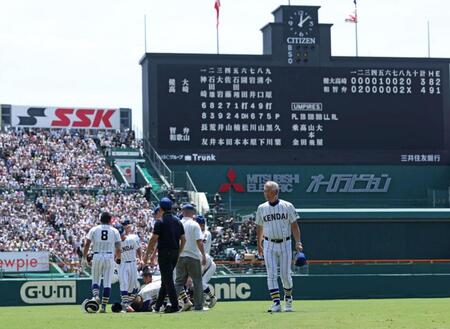 １点差で智弁和歌山に敗れた健大高崎ナイン。右は健大高崎・青柳博文監督（撮影・中田匡峻）