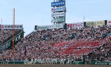 優勝を決めた智弁和歌山ナインに大歓声を送る応援団＝甲子園（撮影・中田匡峻）