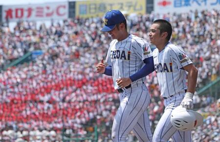健大高崎・北田莉玖（左）を支える健大高崎・石田雄星（撮影・中田匡峻）
