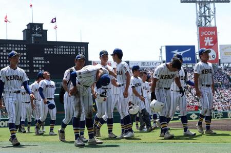 智弁和歌山に敗れ、準優勝に終わった健大高崎ナイン（撮影・中田匡峻）