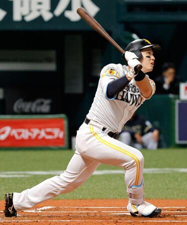 １回、栗原が右越えに二者連続となる本塁打を放つ